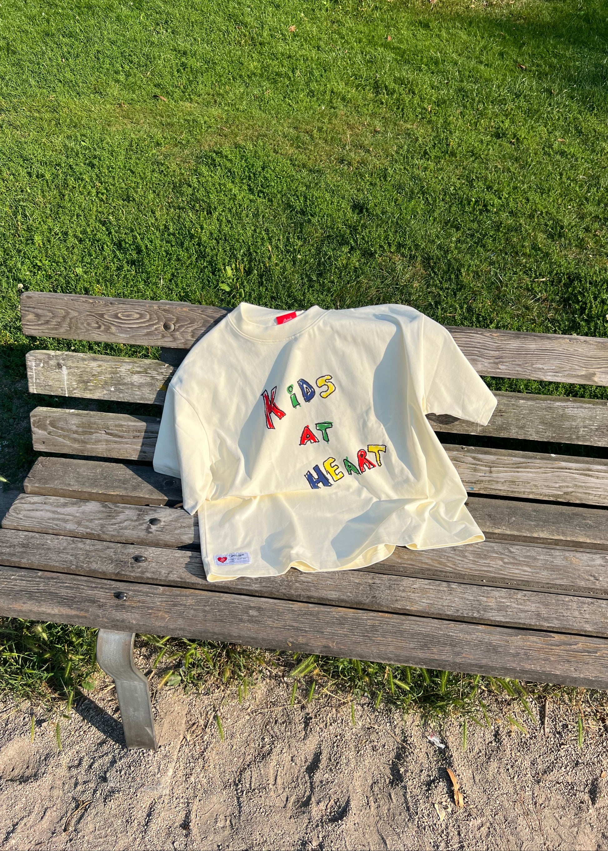 White bag with colorful letters on a wooden bench outdoors

Boxy tshirt, oversized tshirt, drop shoulder, organic cotton, cotton, heavy weight tshirt, breathable tshirt, streetwear tshirt, streetwear, street fashion, drmers club, screen print, screen printing, vancouver brand, clothing brand, high street fashion
