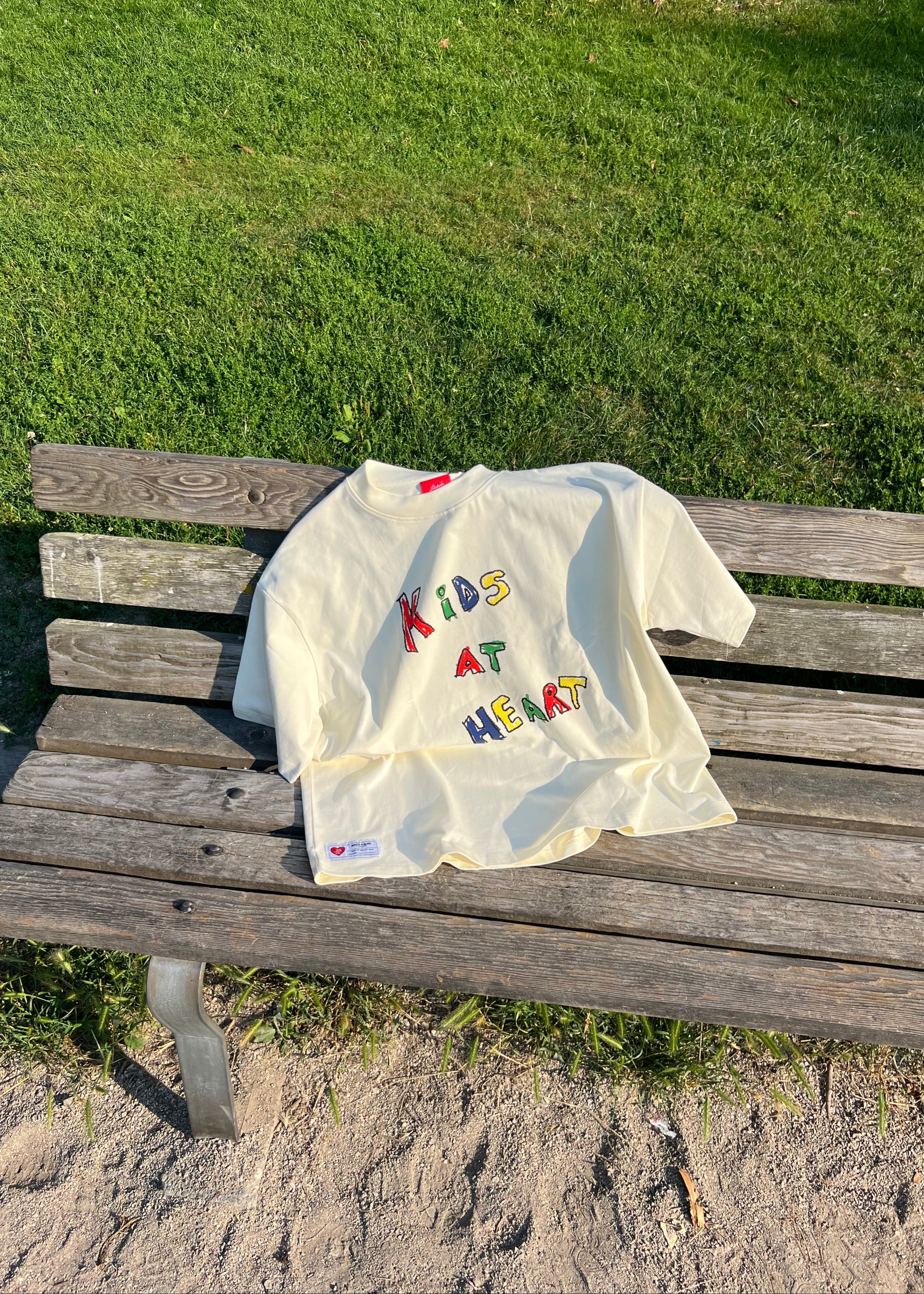 White bag with colorful letters on a wooden bench outdoors

Boxy tshirt, oversized tshirt, drop shoulder, organic cotton, cotton, heavy weight tshirt, breathable tshirt, streetwear tshirt, streetwear, street fashion, drmers club, screen print, screen printing, vancouver brand, clothing brand, high street fashion
