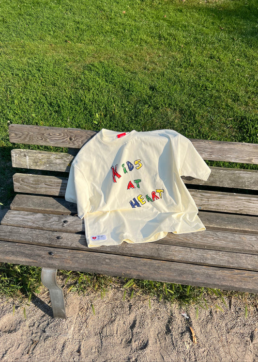 White bag with colorful letters on a wooden bench outdoors

Boxy tshirt, oversized tshirt, drop shoulder, organic cotton, cotton, heavy weight tshirt, breathable tshirt, streetwear tshirt, streetwear, street fashion, drmers club, screen print, screen printing, vancouver brand, clothing brand, high street fashion

